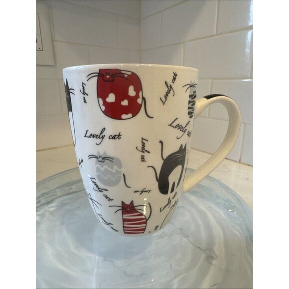 COLLECTIBLE 10 OZ MUG / "Lovely Cats" CATS PATTERN - Picture 1 of 12
